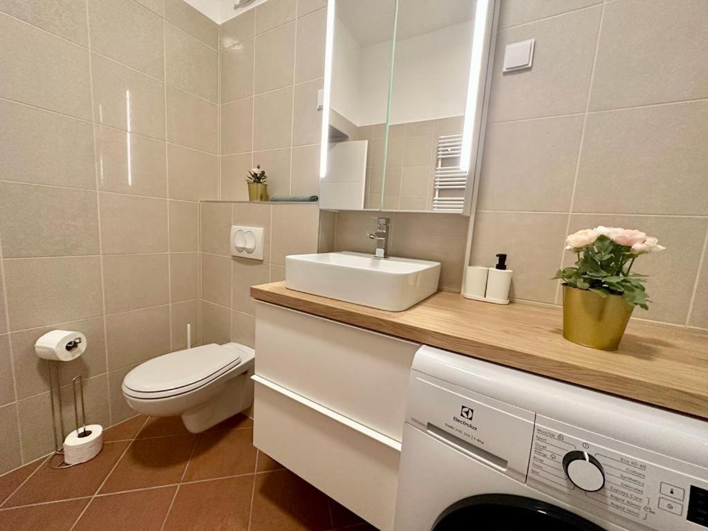 Apartment At Gozsdu Courtyard #Partyzone #Downtown #Freeparking Budapest Kültér fotó